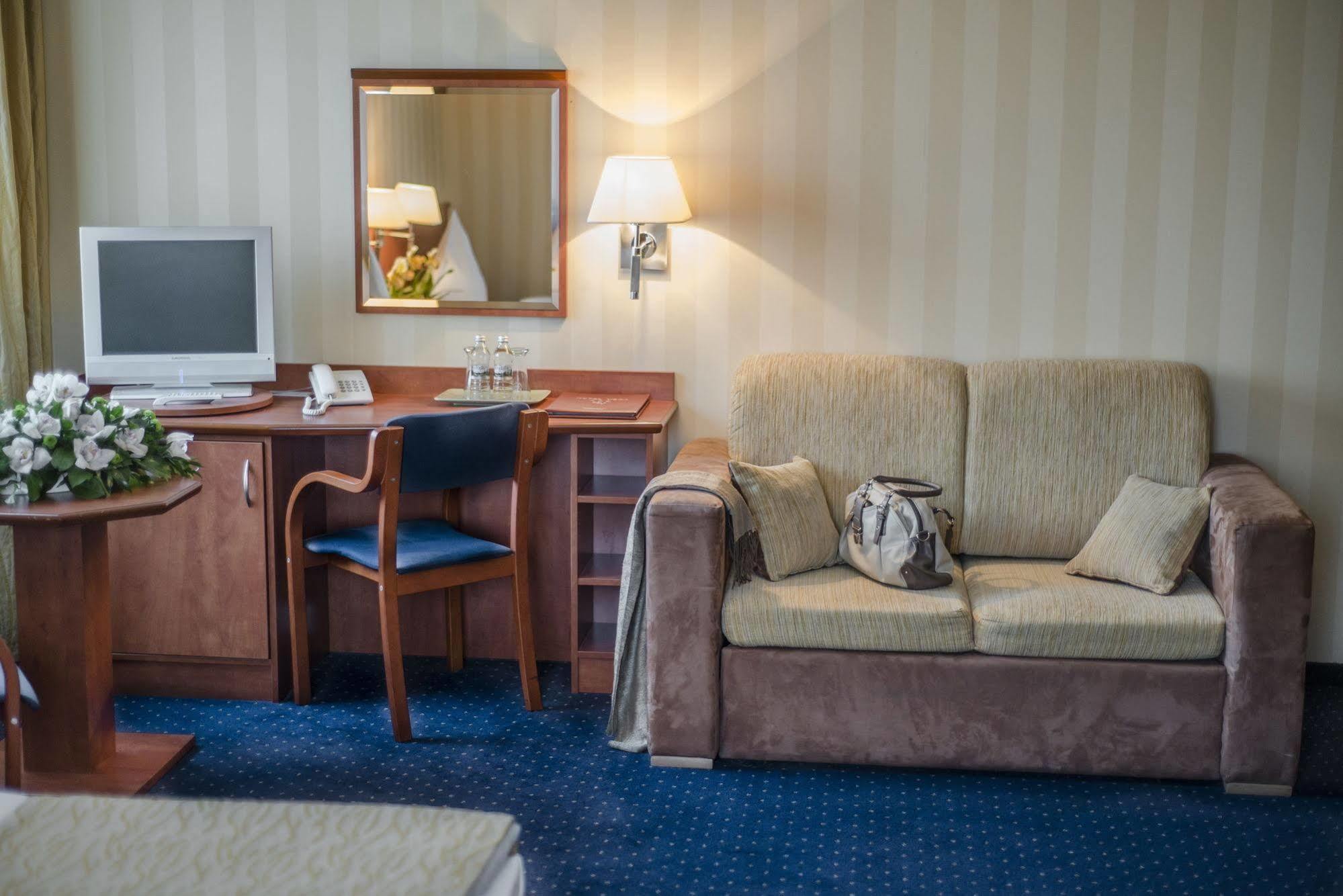 Business Hotel Vega Вроцлав Экстерьер фото